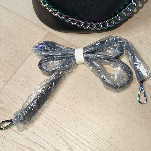 Forever 21 Black Bucket Bag, NWT - Picture 6 of 7